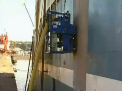 垂直石油儲罐拋丸機防腐施工現(xiàn)場