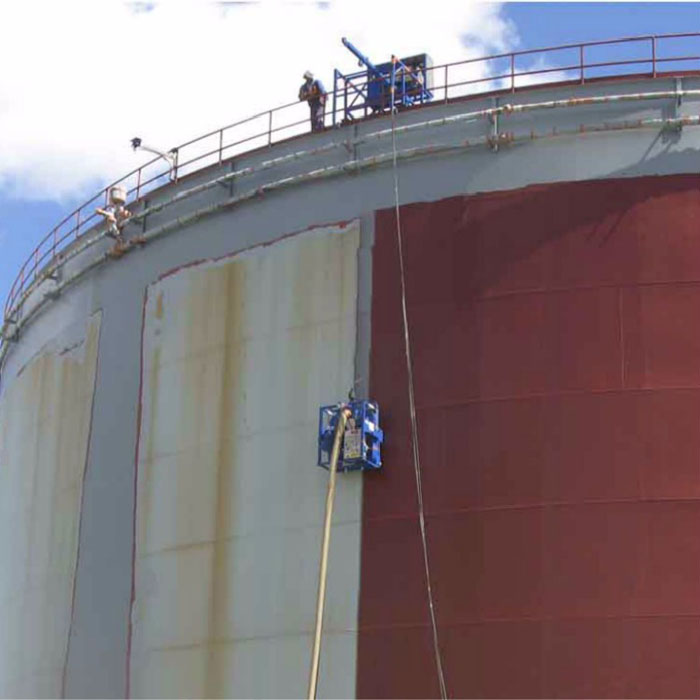 高空作業(yè)儲(chǔ)油罐外壁拋丸機(jī)施工現(xiàn)場圖